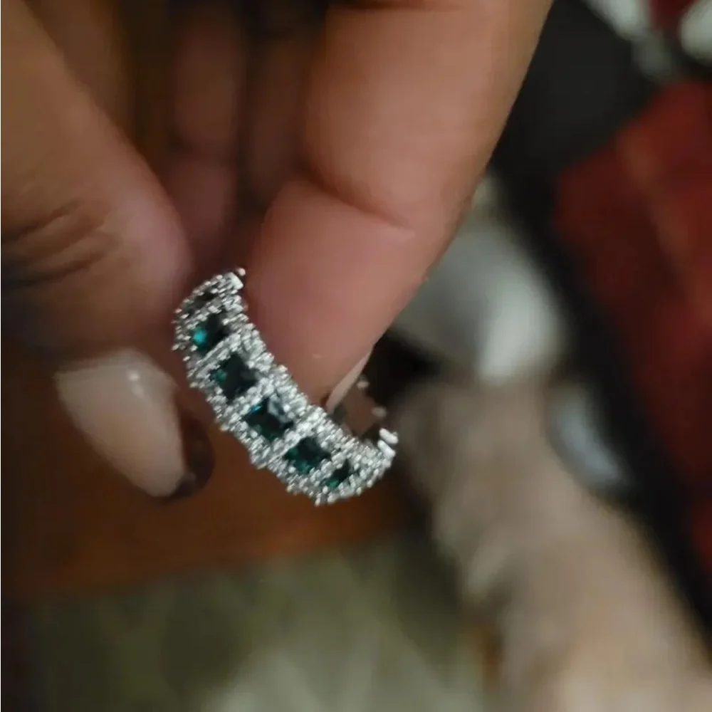 🆕 Beautiful Emerald Moissanite CZ Silver Cigar Band Ring